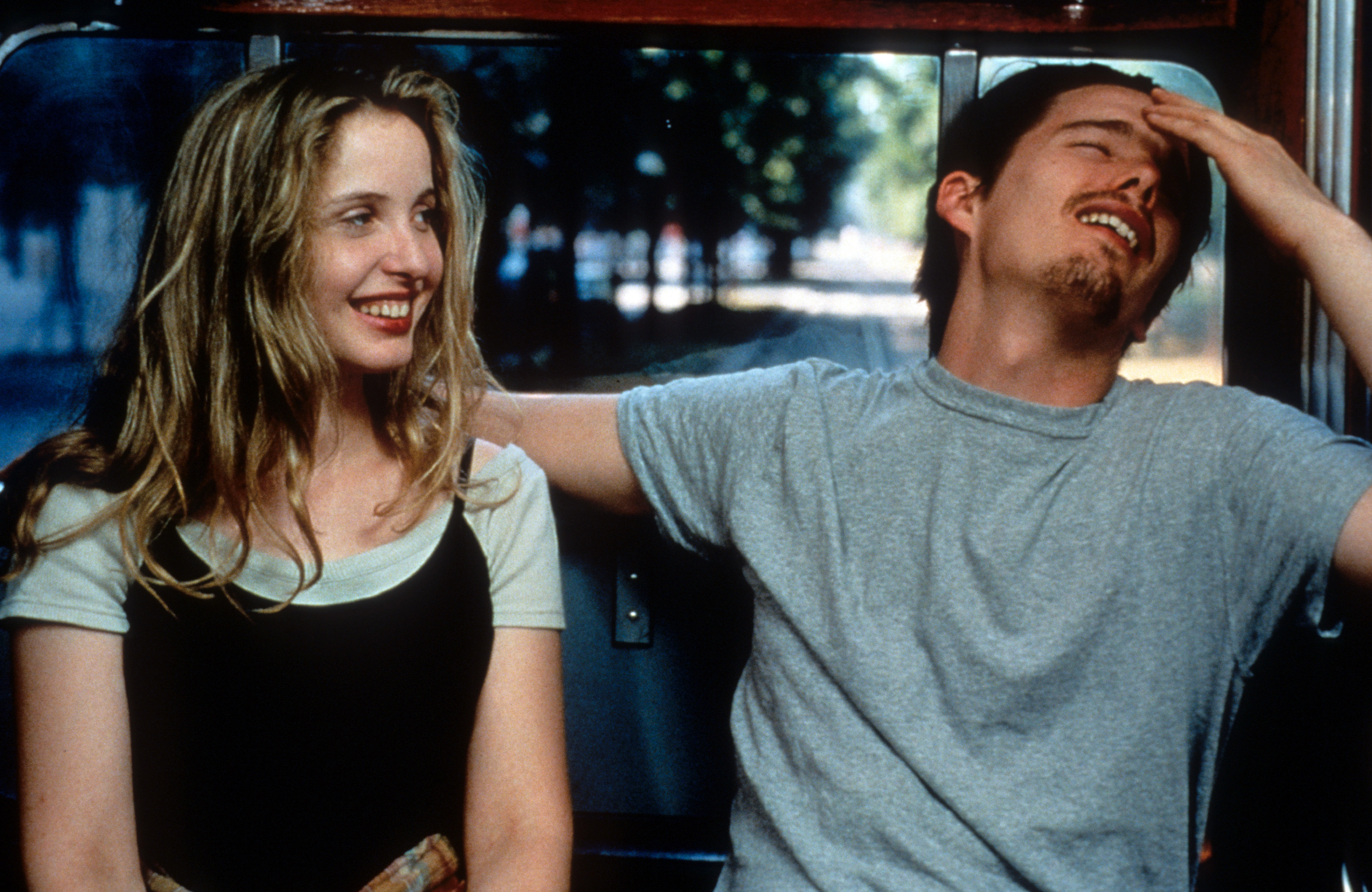 Still of Ethan Hawke and Julie Delpy in Pries sauleteki (1995)