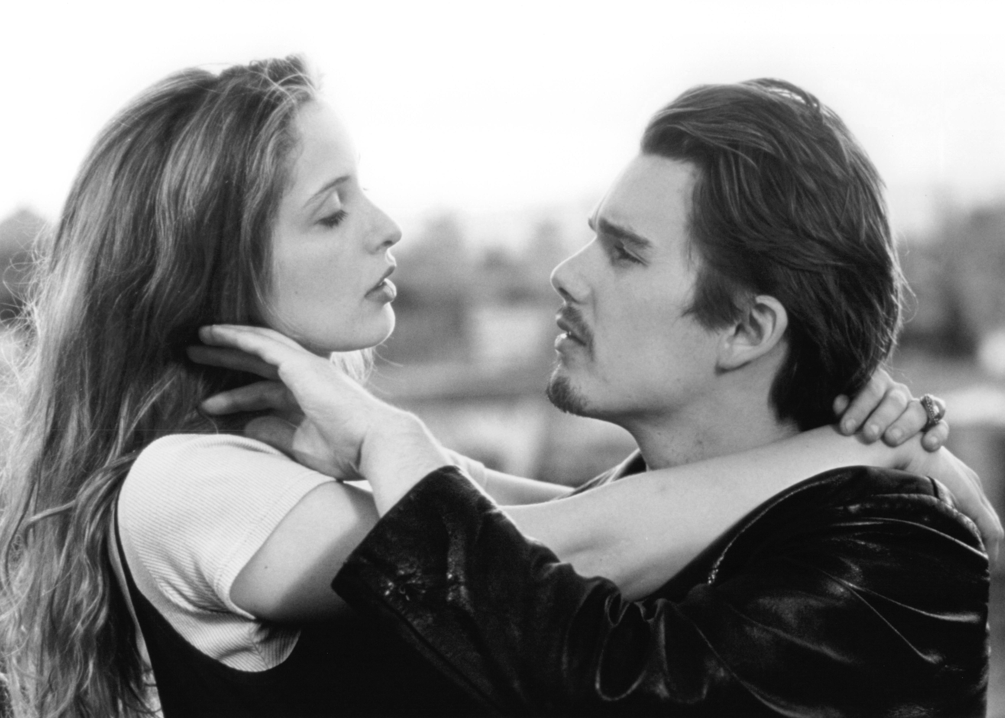 Still of Ethan Hawke and Julie Delpy in Pries sauleteki (1995)