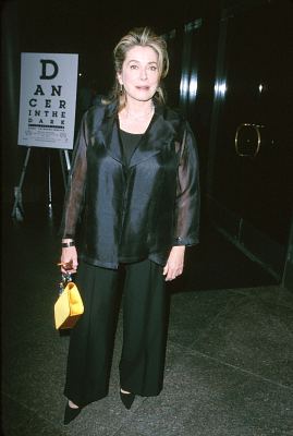 Catherine Deneuve at event of Sokeja tamsoje (2000)