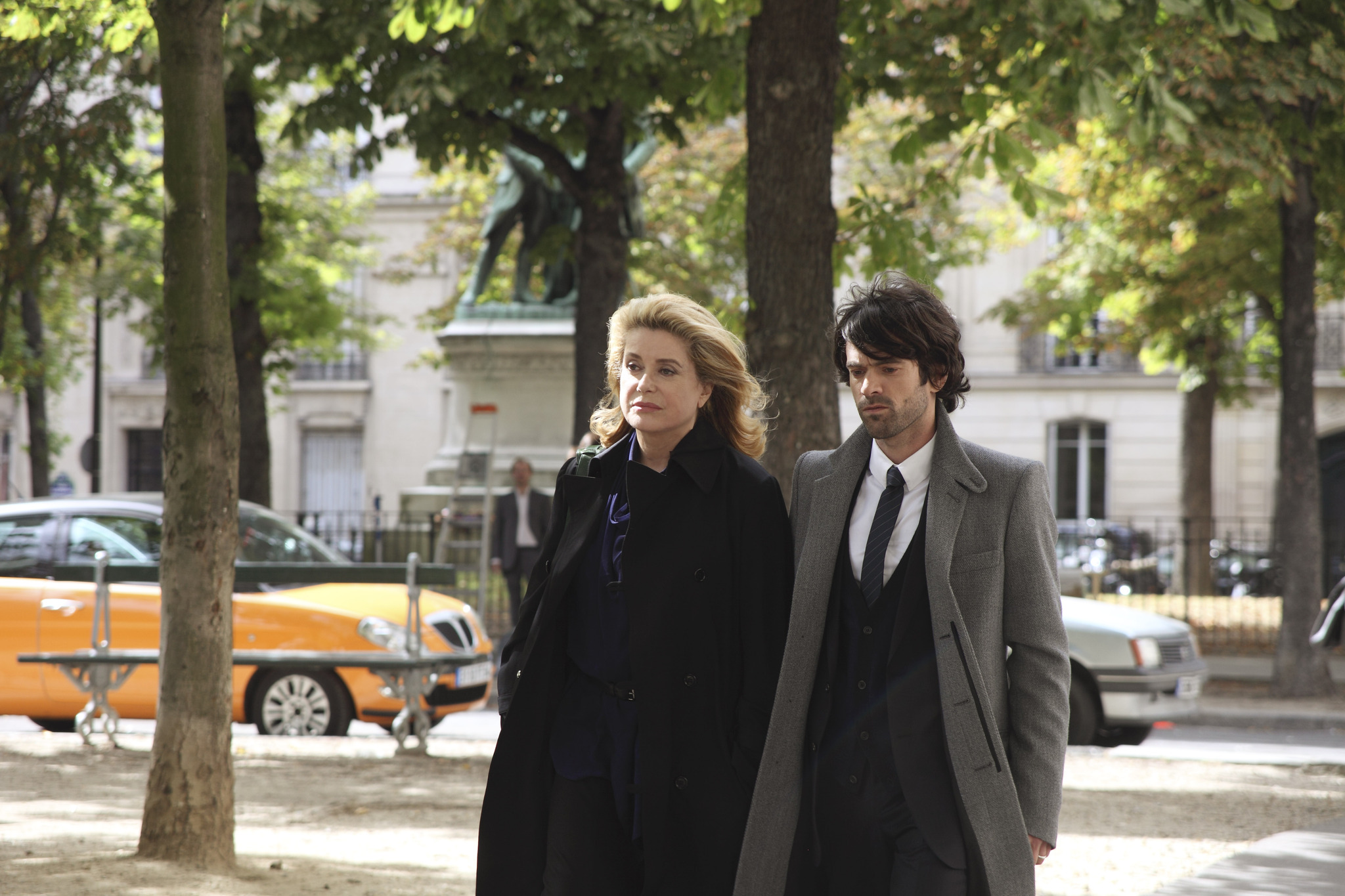 Still of Catherine Deneuve and Romain Duris in L'homme qui voulait vivre sa vie (2010)