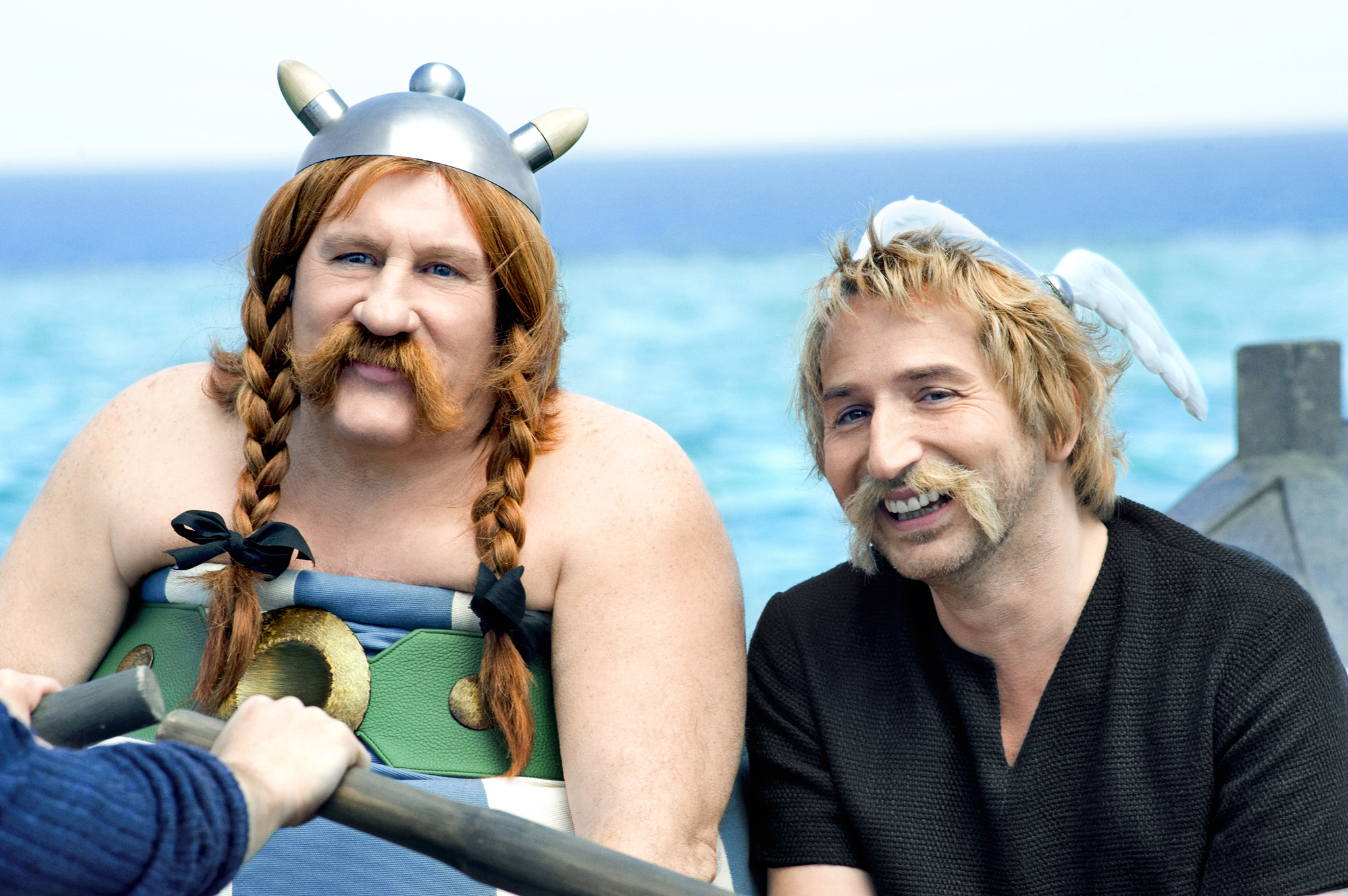 Still of Gérard Depardieu and Edouard Baer in Asteriksas ir Obeliksas Jos Didenybes tarnyboje (2012)