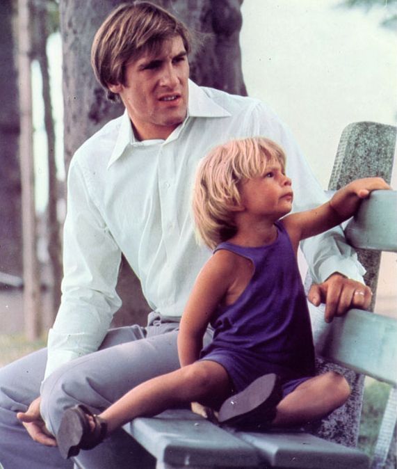 Still of Gérard Depardieu and Guillaume Depardieu in Pas si méchant que ça (1975)