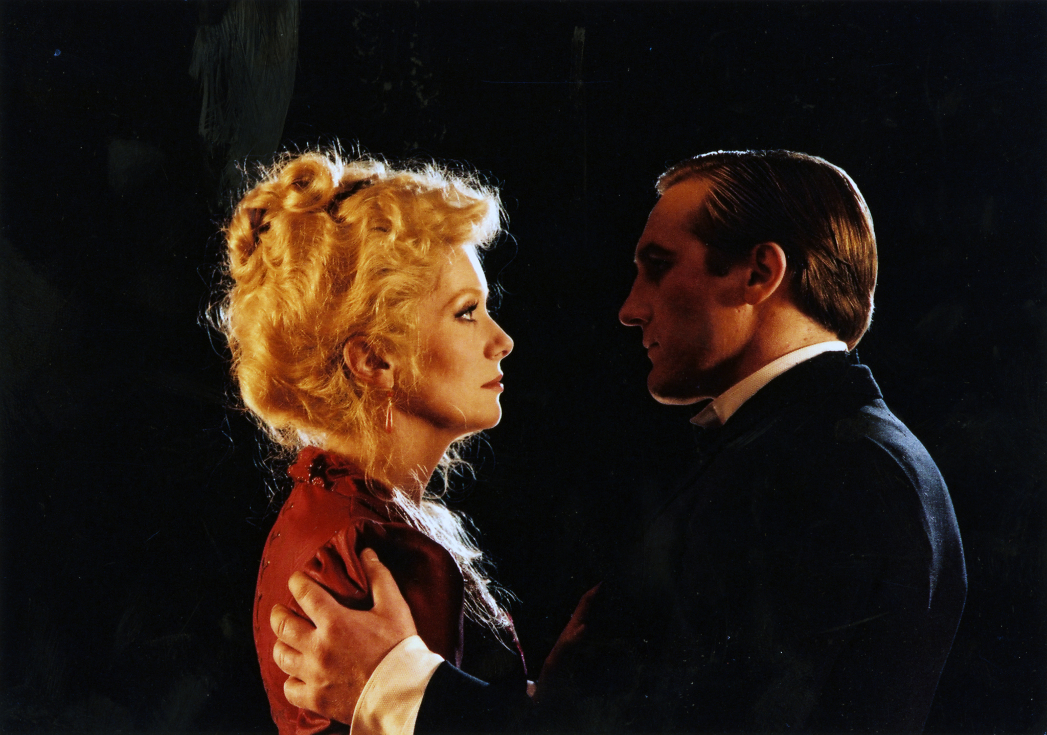 Still of Catherine Deneuve and Gérard Depardieu in Le dernier métro (1980)