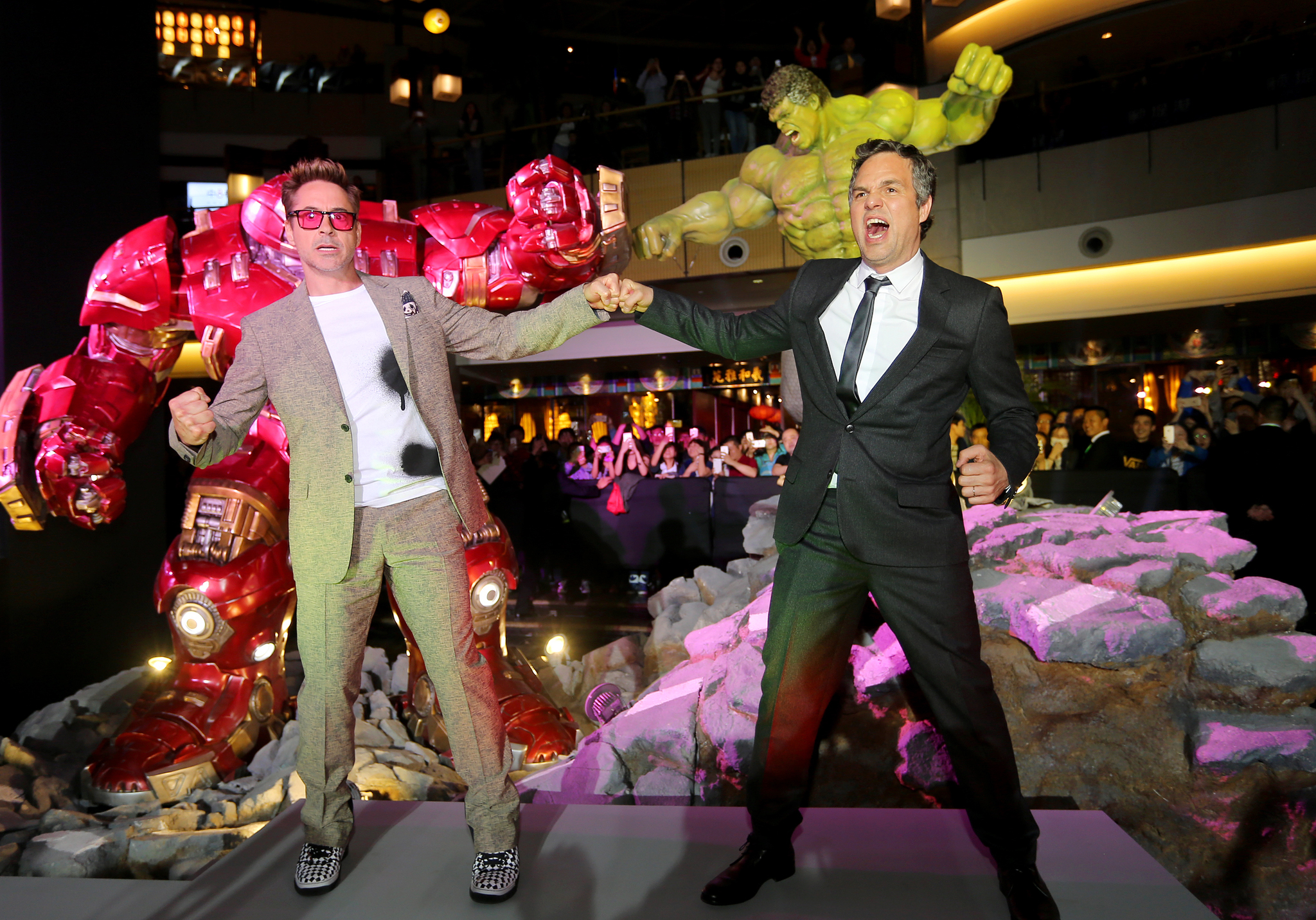 Robert Downey Jr. and Mark Ruffalo at event of Kersytojai 2 (2015)