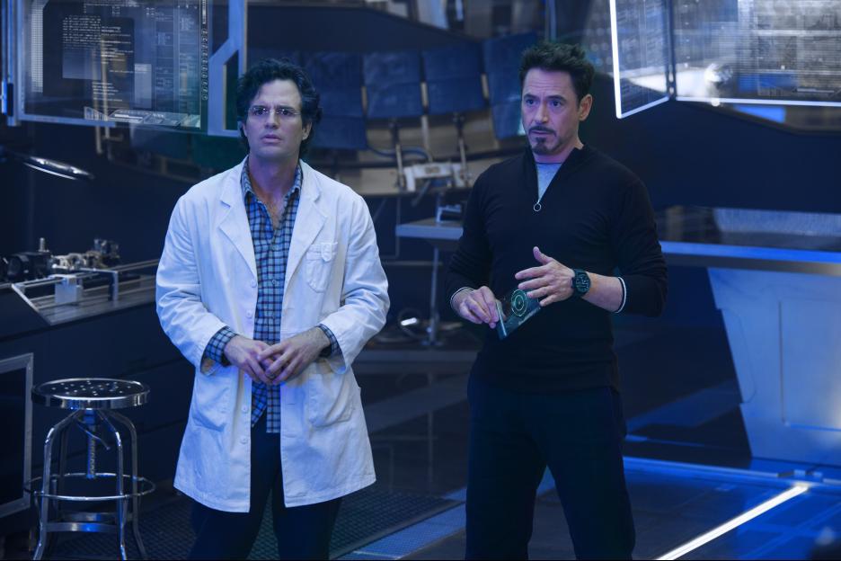 Still of Robert Downey Jr. and Mark Ruffalo in Kersytojai 2 (2015)