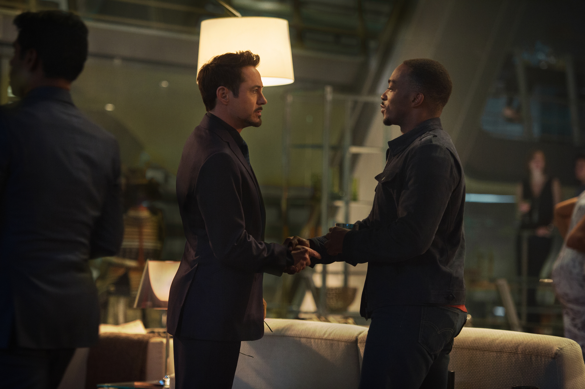 Still of Robert Downey Jr. and Anthony Mackie in Kersytojai 2 (2015)