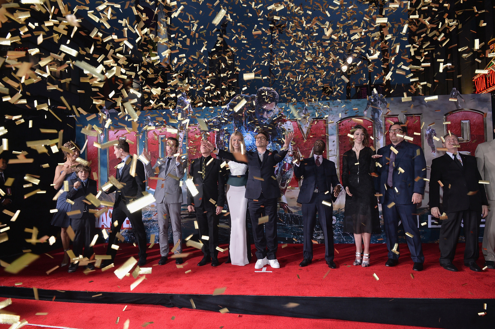 Don Cheadle, Robert Downey Jr., Gwyneth Paltrow, Ben Kingsley, James Badge Dale, Jon Favreau, Stephanie Szostak and Ty Simpkins at event of Gelezinis zmogus 3 (2013)
