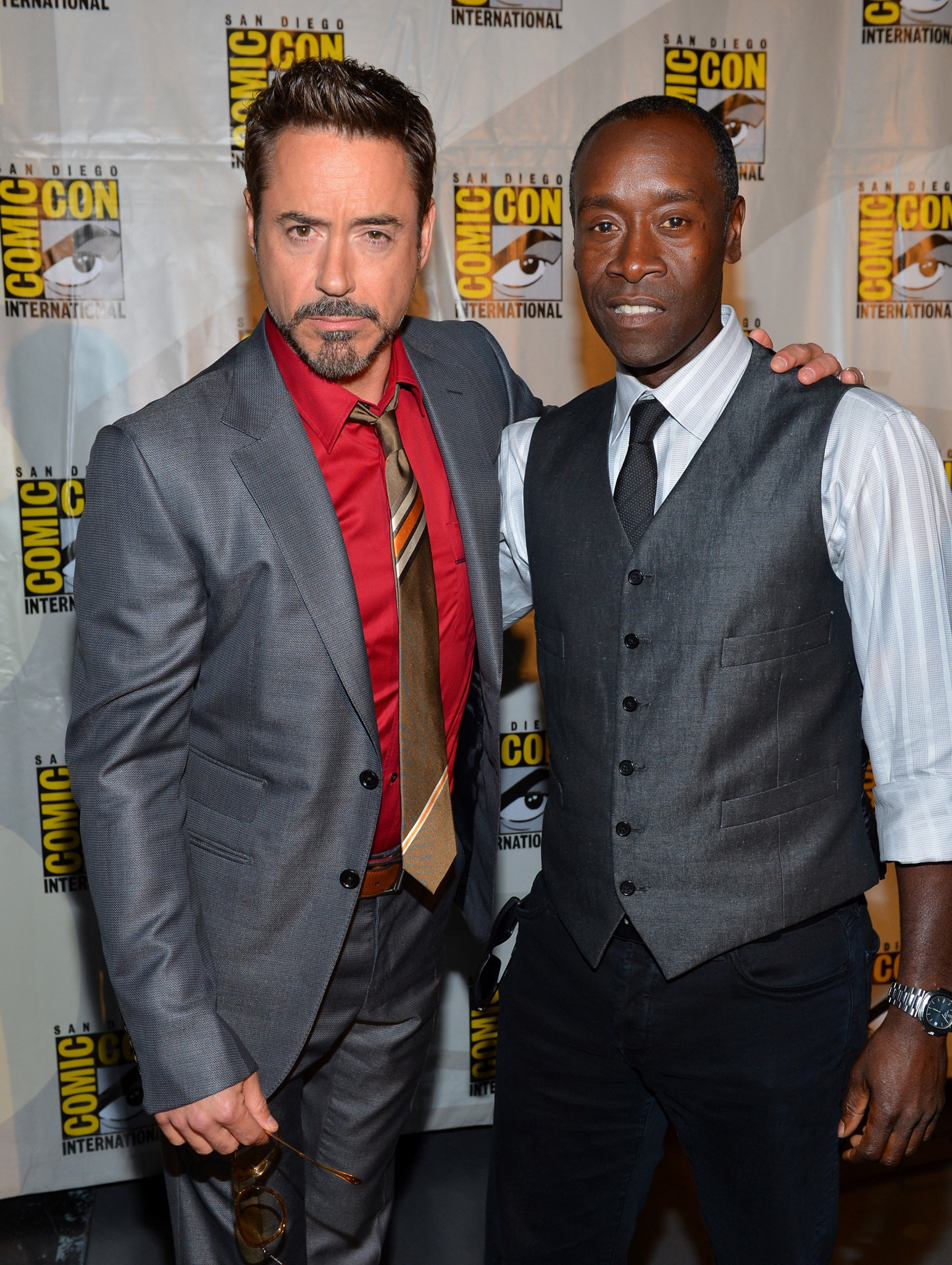 Don Cheadle and Robert Downey Jr. at event of Gelezinis zmogus 3 (2013)