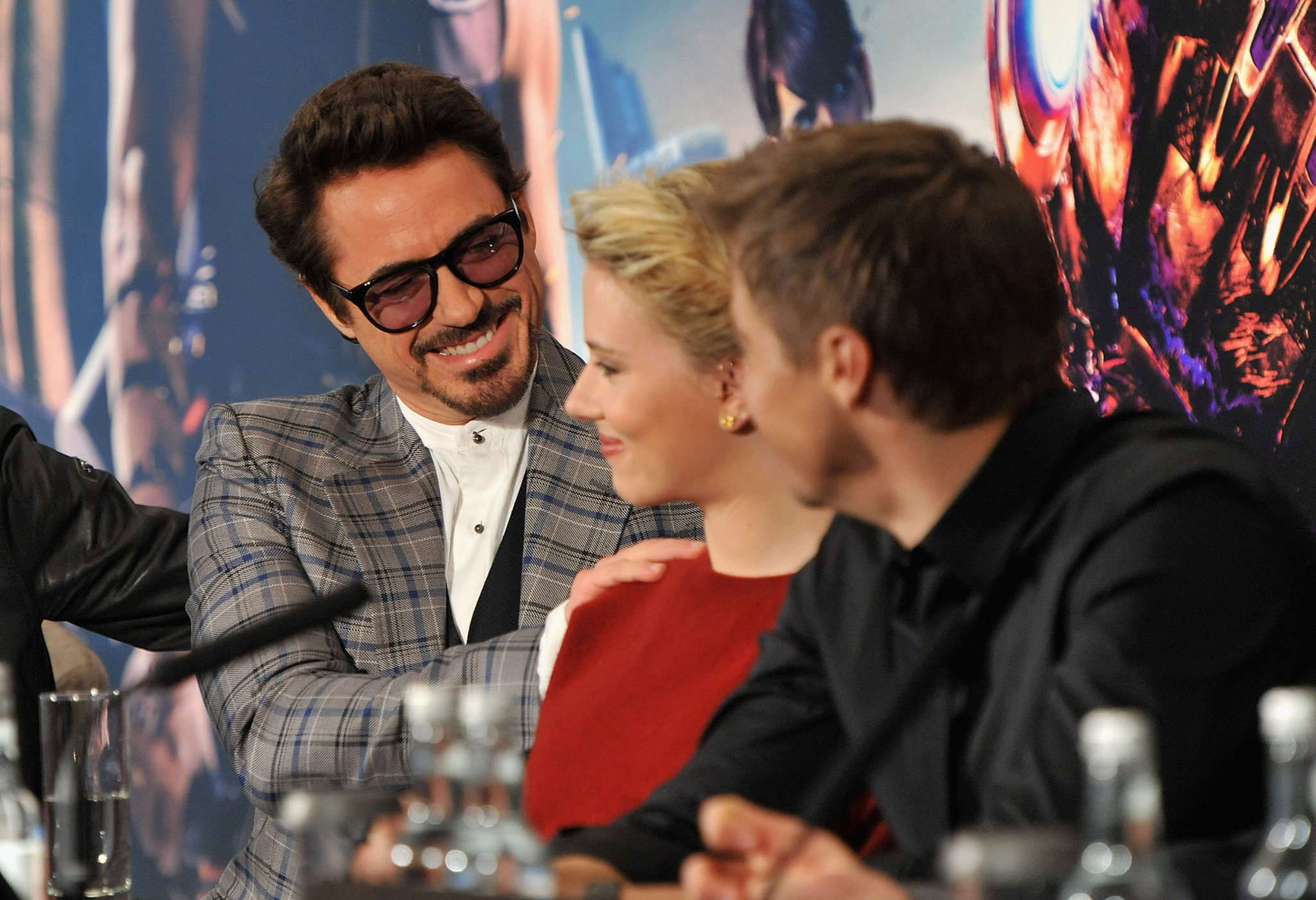 Robert Downey Jr., Scarlett Johansson and Jeremy Renner at event of Kersytojai (2012)