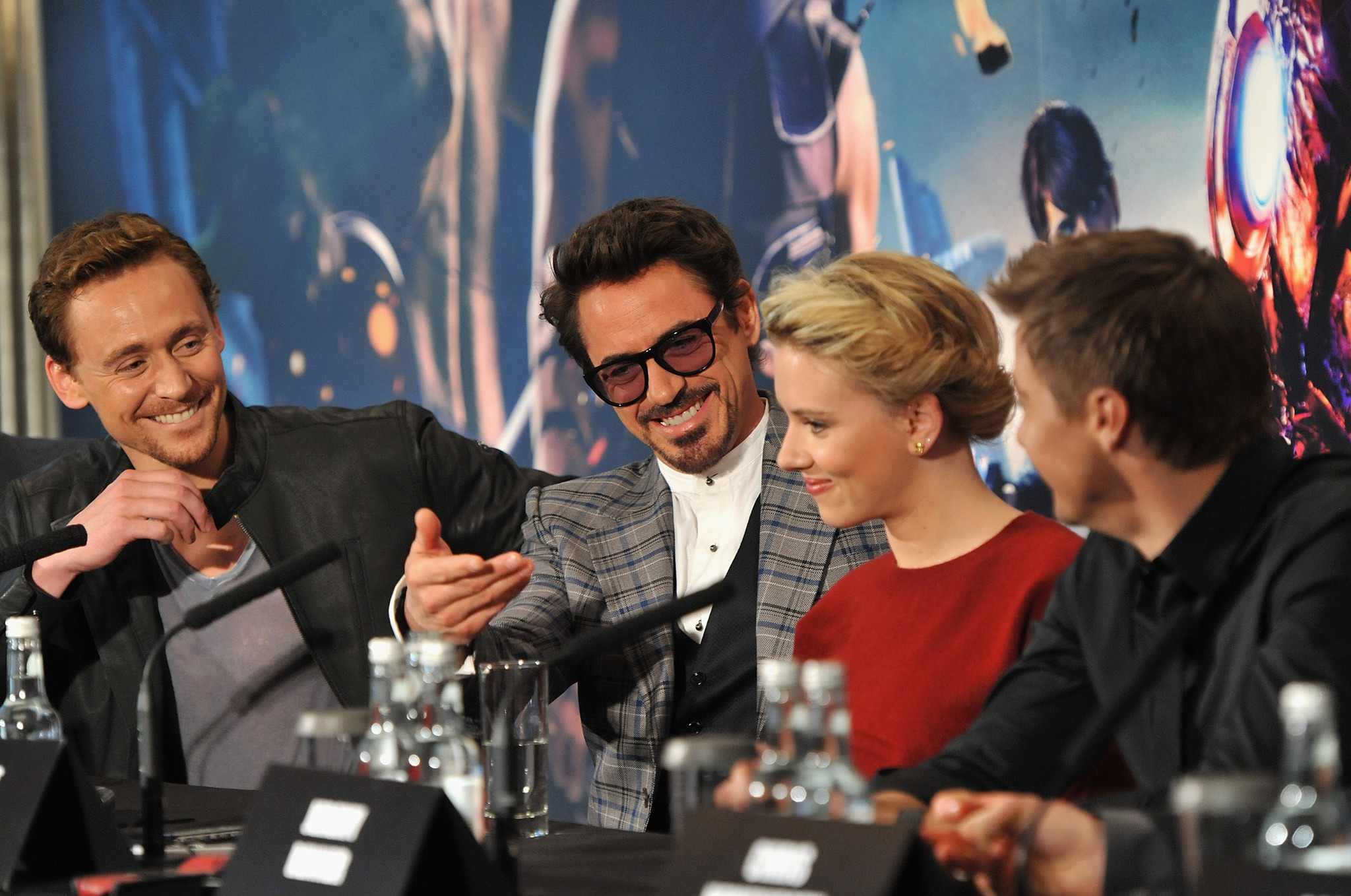 Robert Downey Jr., Scarlett Johansson, Jeremy Renner and Tom Hiddleston at event of Kersytojai (2012)