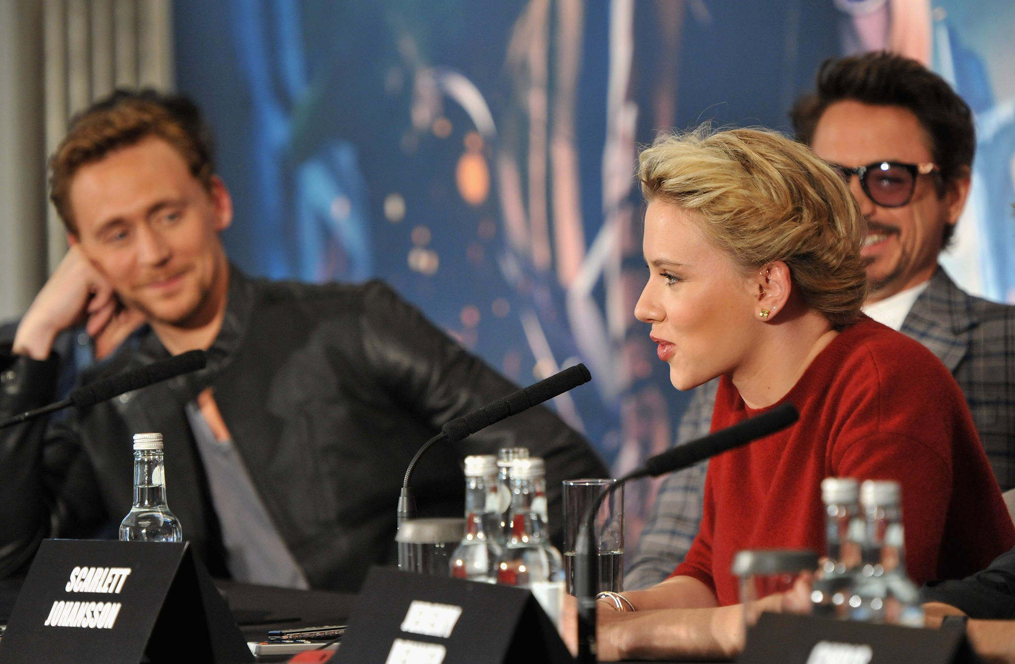 Robert Downey Jr., Scarlett Johansson and Tom Hiddleston at event of Kersytojai (2012)