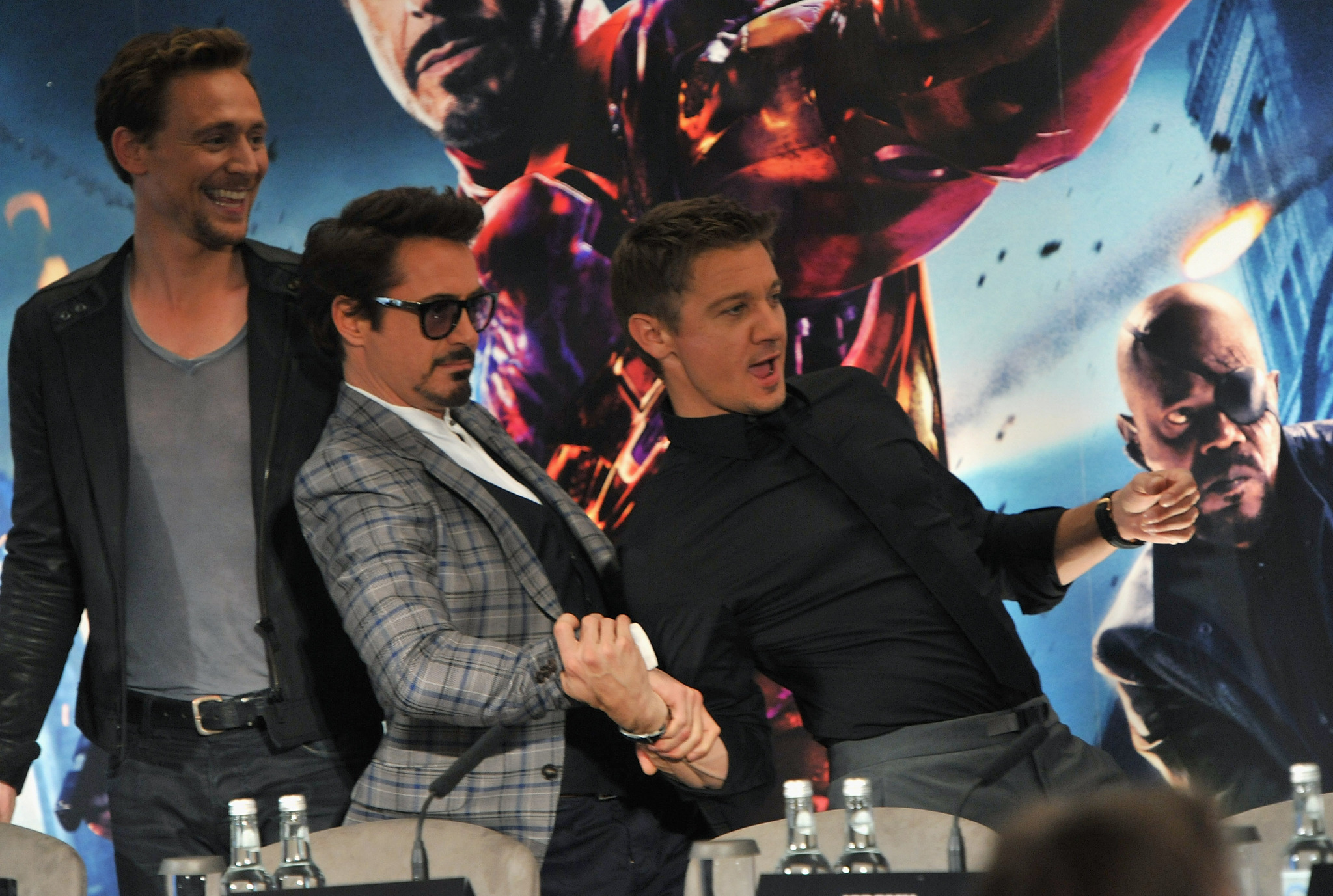 Robert Downey Jr., Jeremy Renner and Tom Hiddleston at event of Kersytojai (2012)