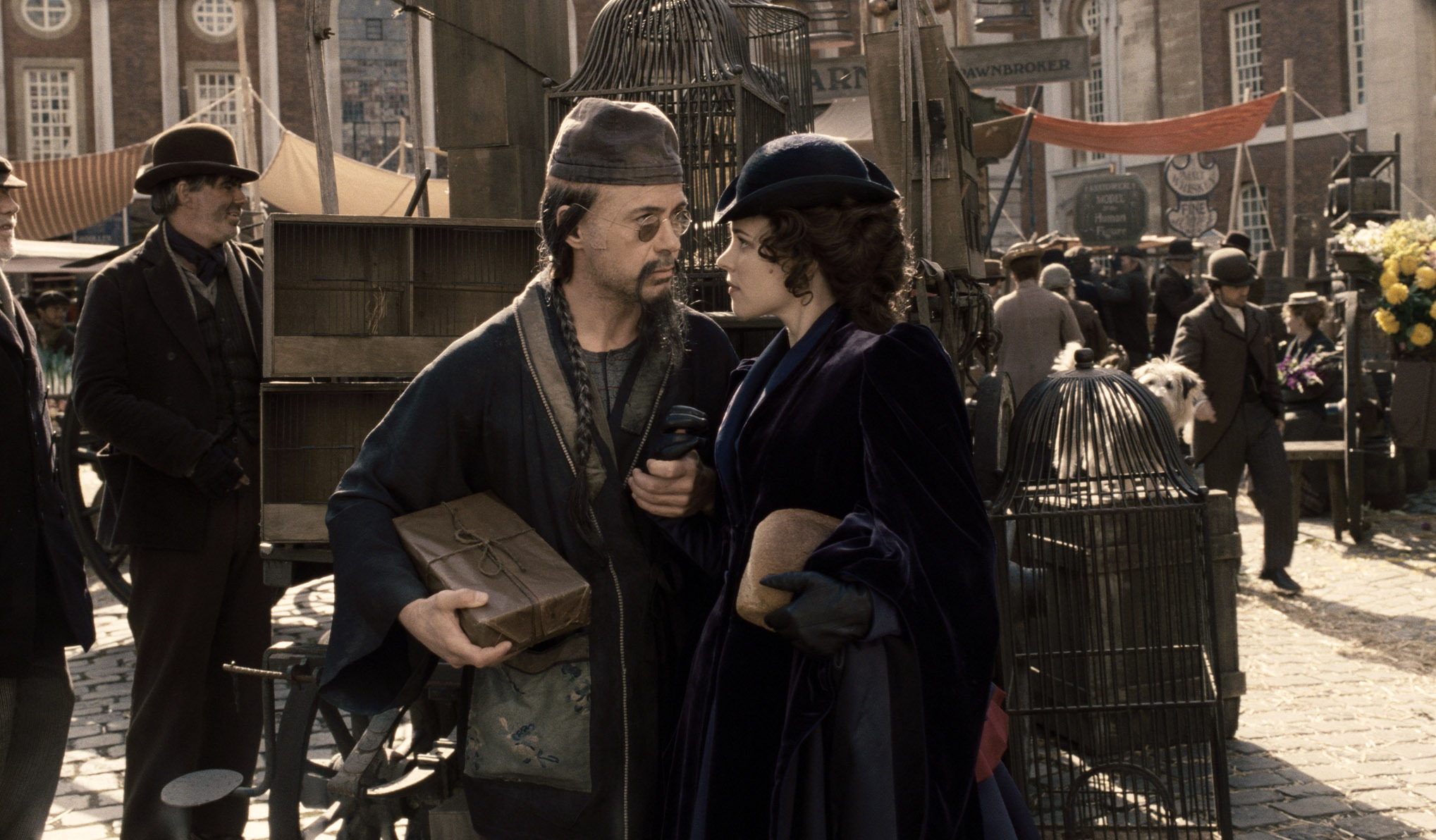 Still of Robert Downey Jr. and Rachel McAdams in Serlokas Holmsas: Seseliu zaidimas (2011)