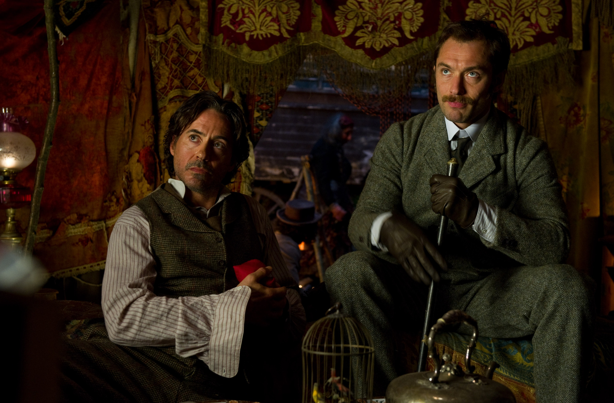 Still of Jude Law and Robert Downey Jr. in Serlokas Holmsas: Seseliu zaidimas (2011)