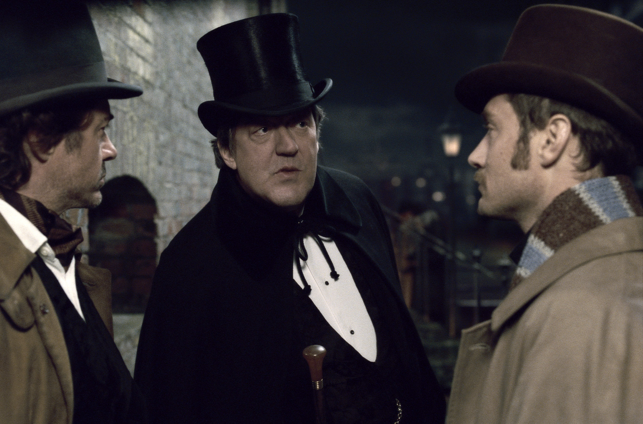 Still of Jude Law, Robert Downey Jr. and Stephen Fry in Serlokas Holmsas: Seseliu zaidimas (2011)