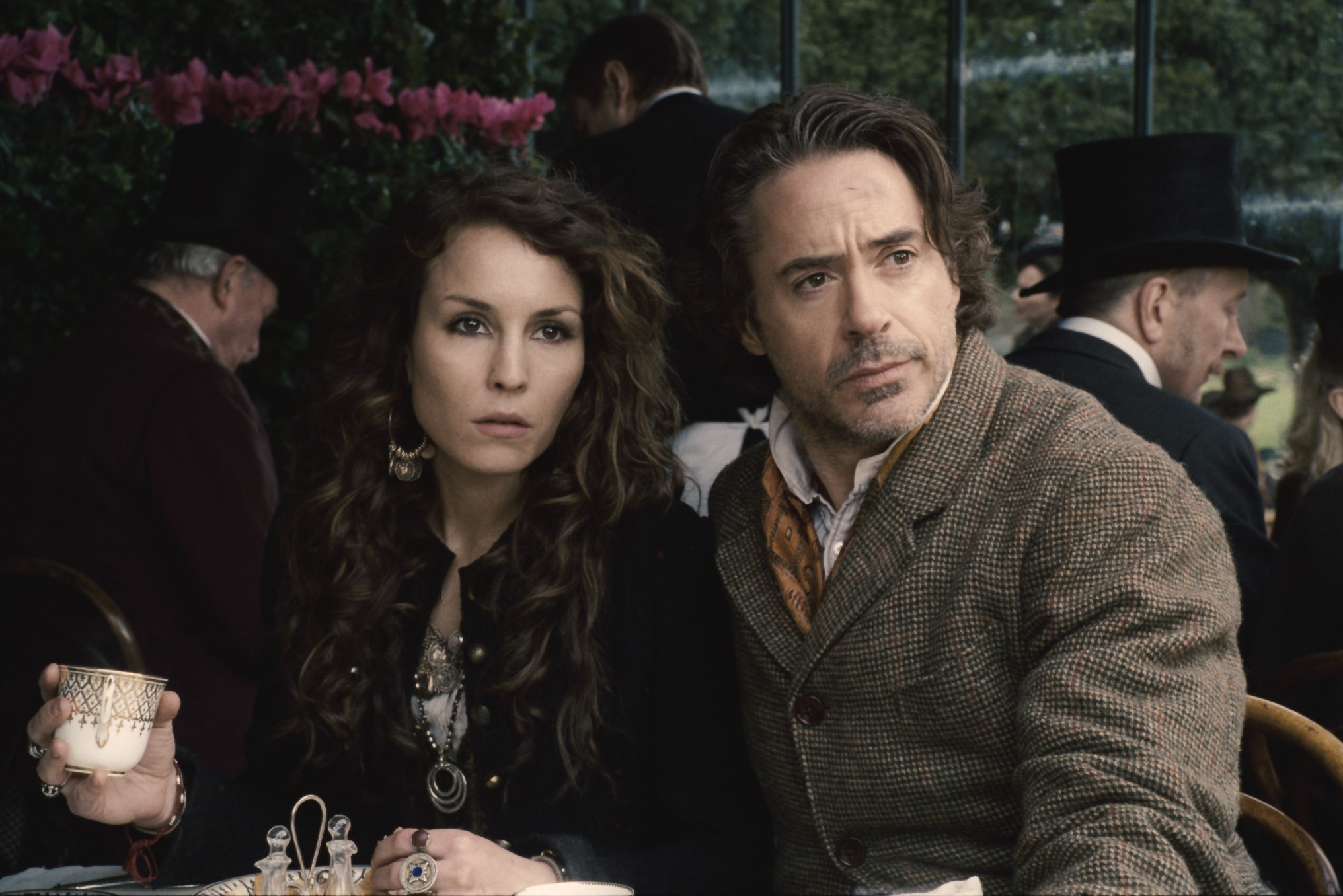 Still of Robert Downey Jr. and Noomi Rapace in Serlokas Holmsas: Seseliu zaidimas (2011)