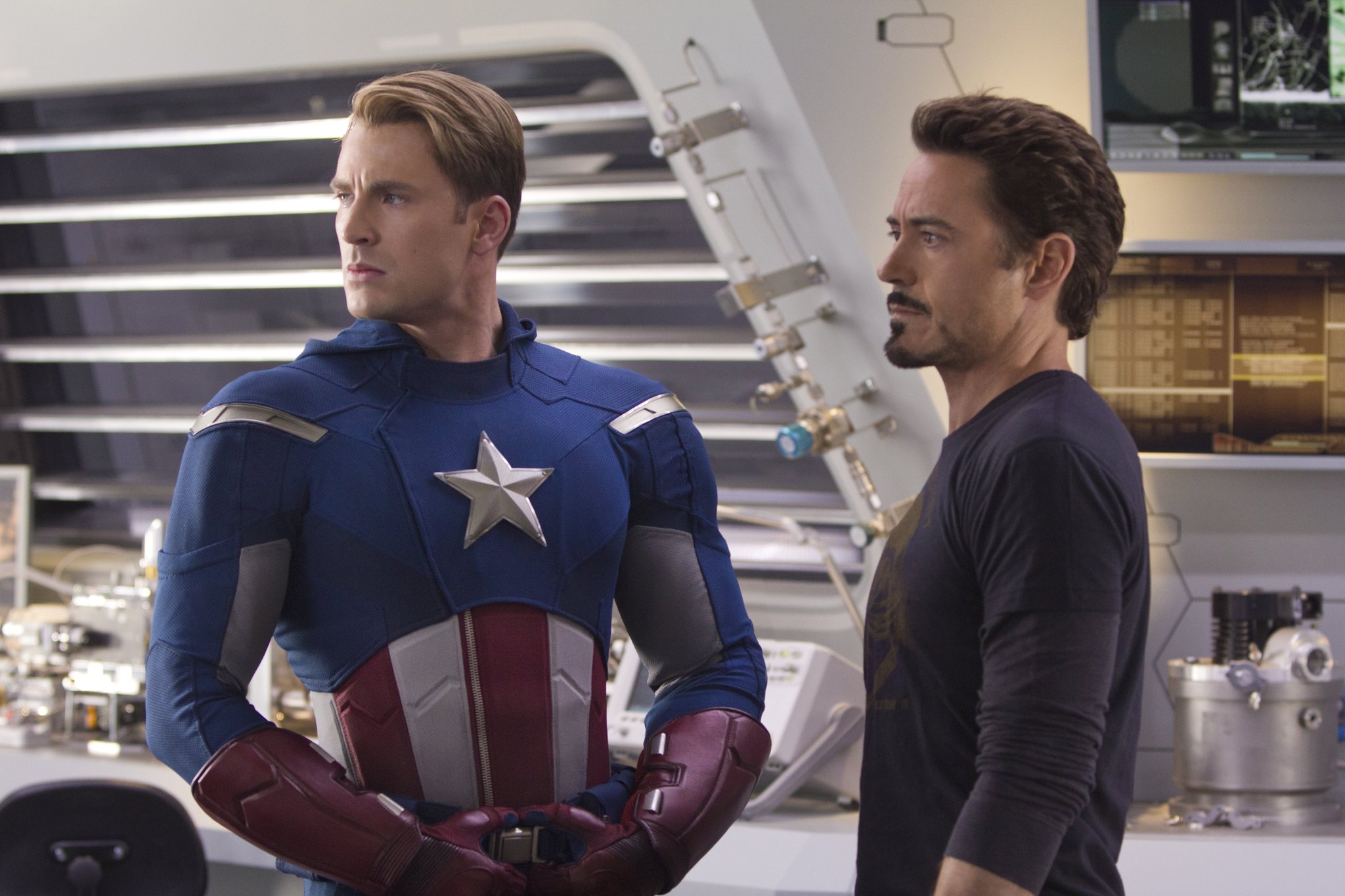 Still of Robert Downey Jr. and Chris Evans in Kersytojai (2012)