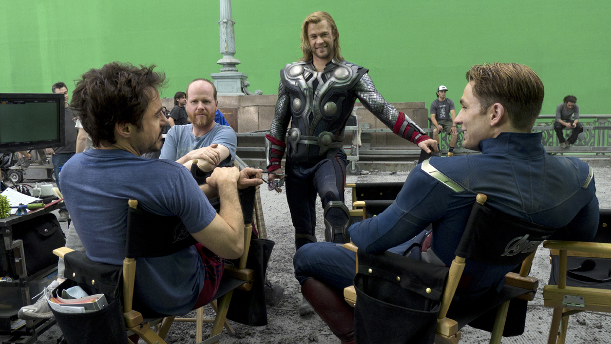 Still of Robert Downey Jr., Chris Evans, Joss Whedon and Chris Hemsworth in Kersytojai (2012)