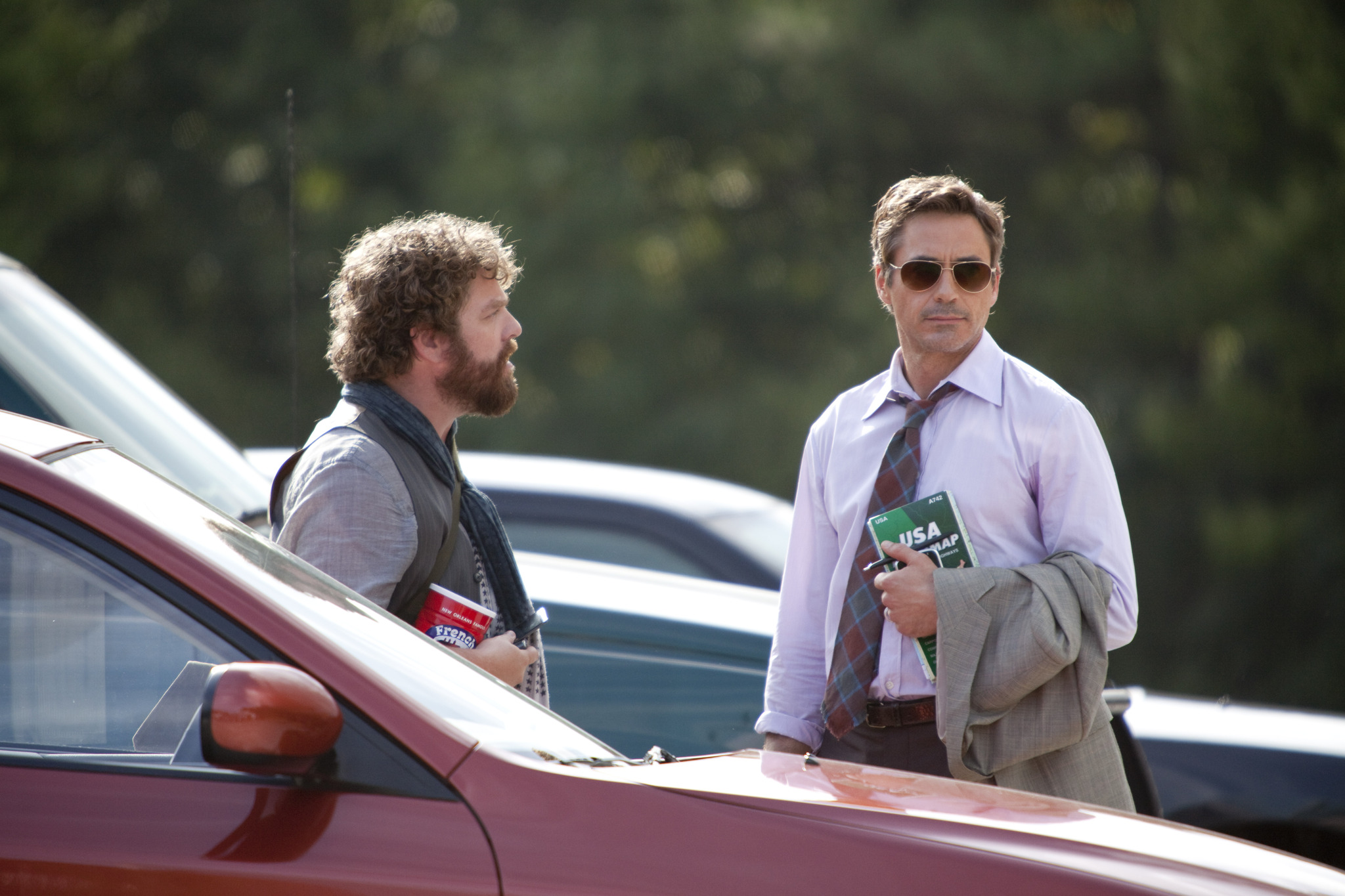 Still of Robert Downey Jr. and Zach Galifianakis in Vingiuotas kelias namo (2010)