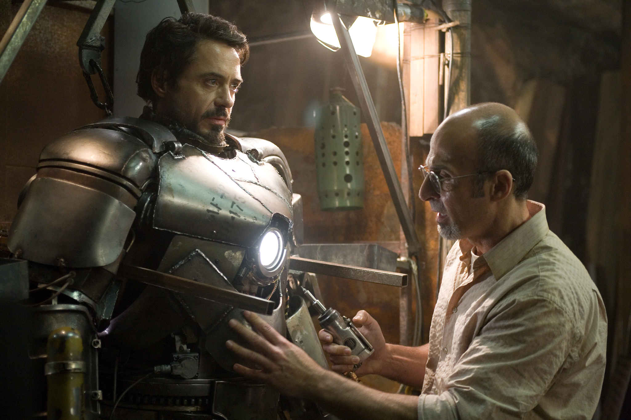 Still of Robert Downey Jr. and Shaun Toub in Gelezinis zmogus (2008)