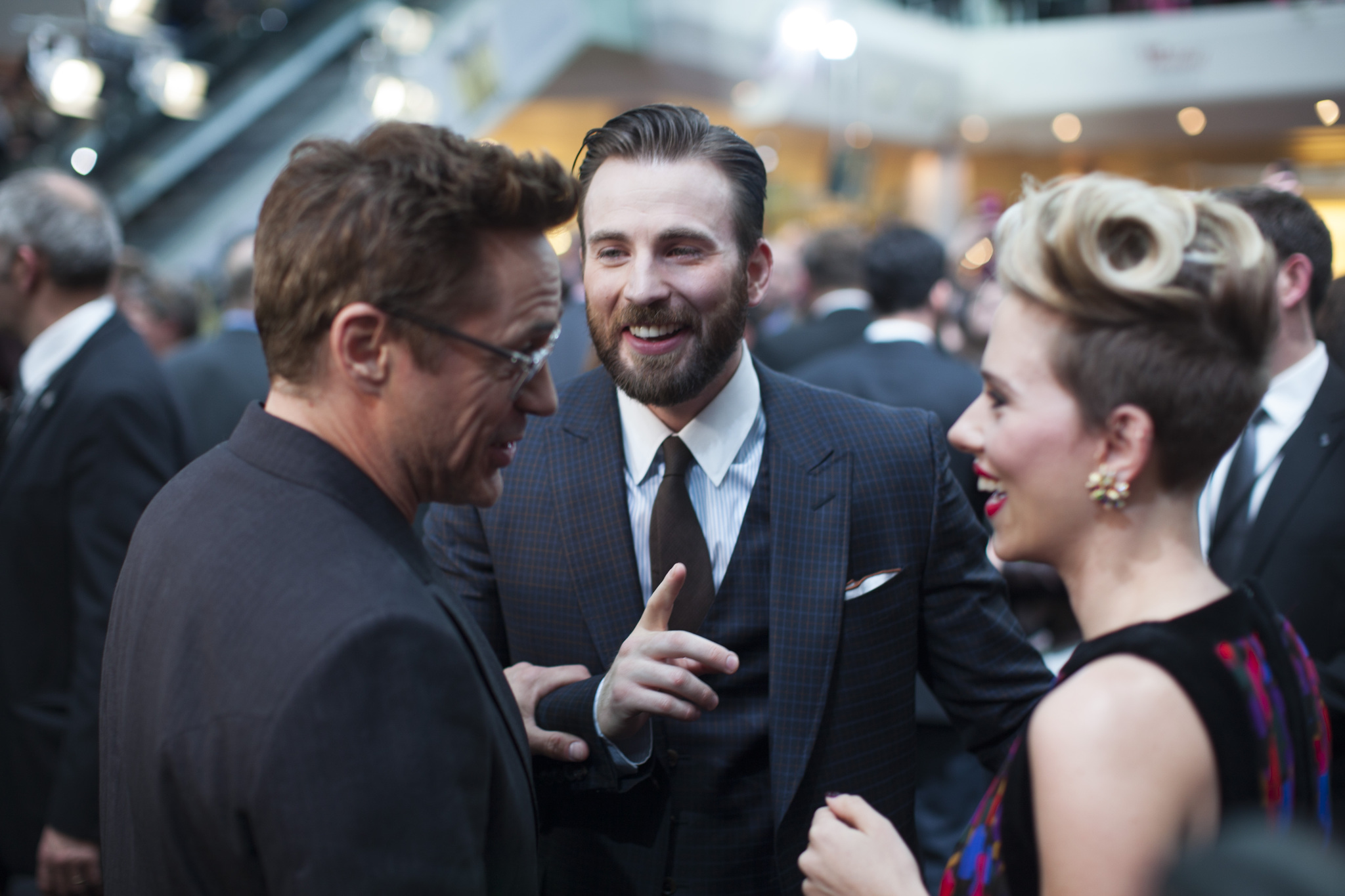 Robert Downey Jr., Chris Evans and Scarlett Johansson at event of Kersytojai 2 (2015)