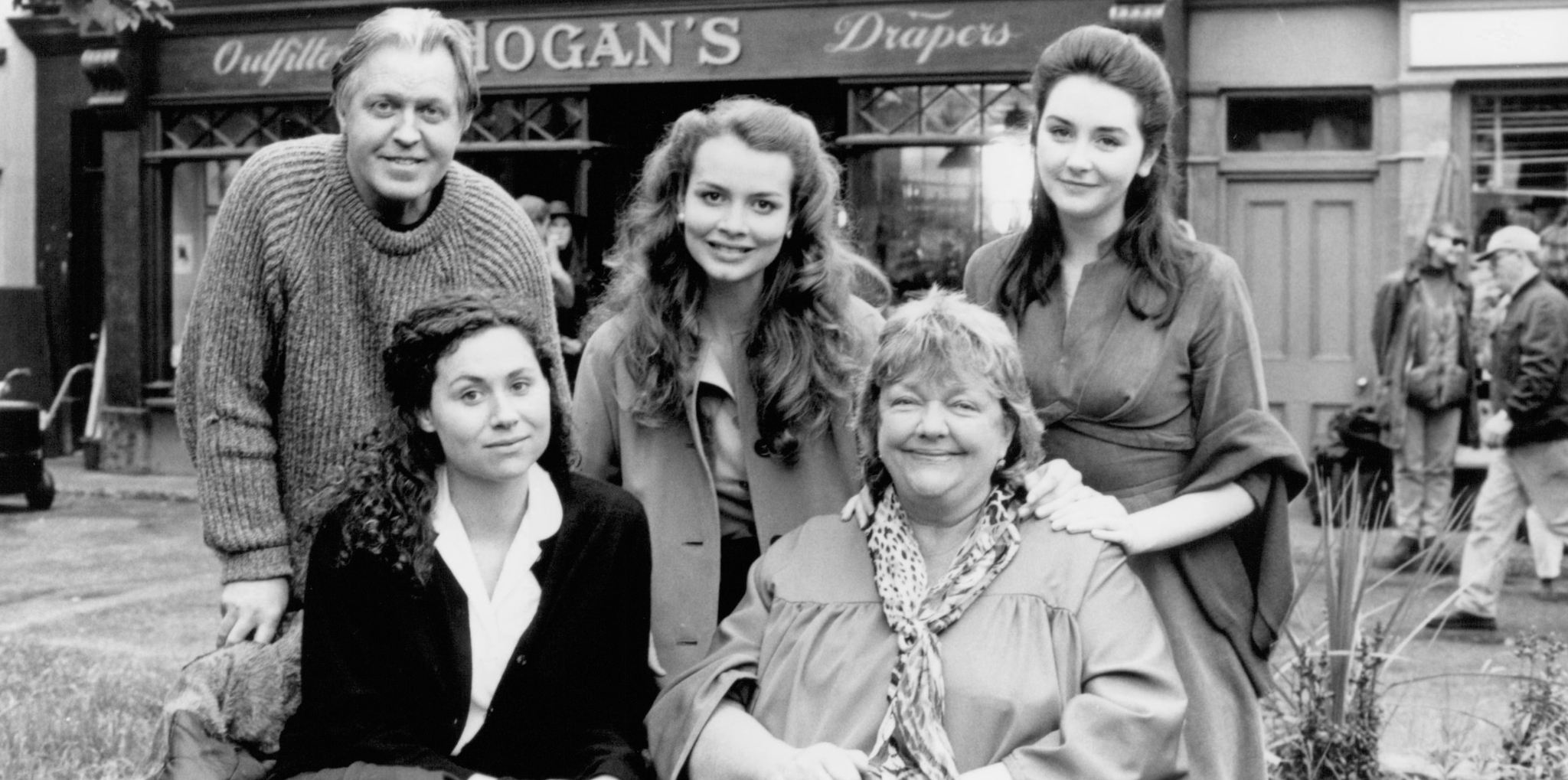 Still of Minnie Driver, Saffron Burrows, Pat O'Connor and Geraldine O'Rawe in Circle of Friends (1995)