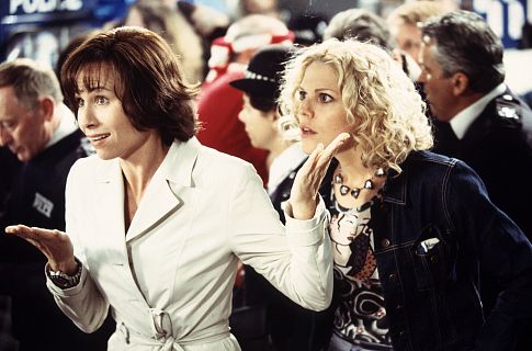 Still of Minnie Driver and Mary McCormack in High Heels and Low Lifes (2001)