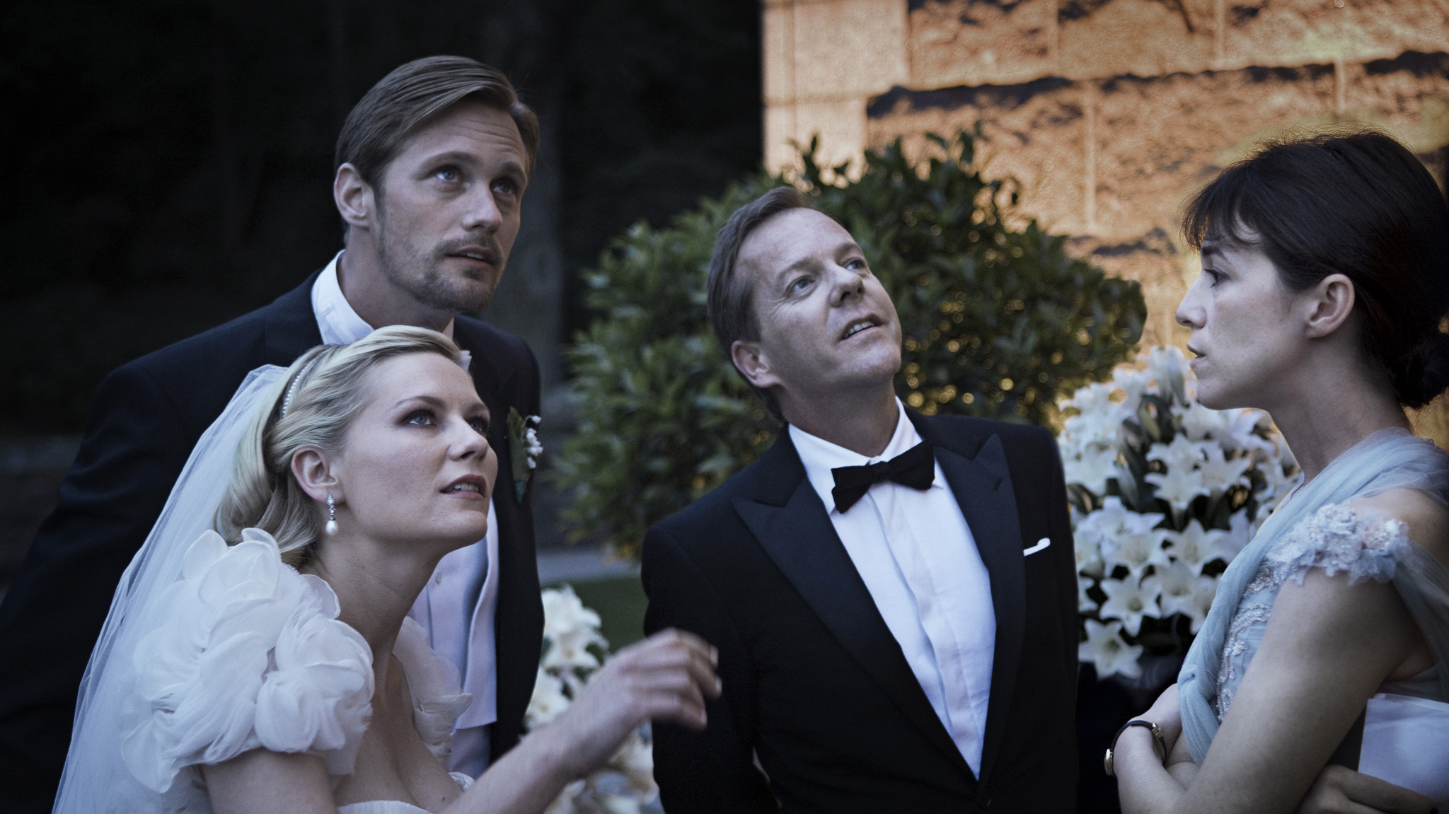 Still of Kirsten Dunst, Kiefer Sutherland, Charlotte Gainsbourg and Alexander Skarsgård in Melancholija (2011)