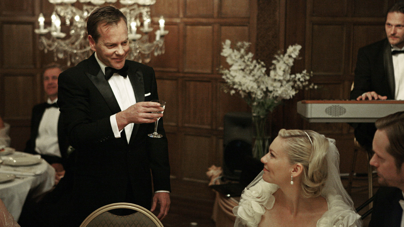 Still of Kirsten Dunst, Kiefer Sutherland and Alexander Skarsgård in Melancholija (2011)