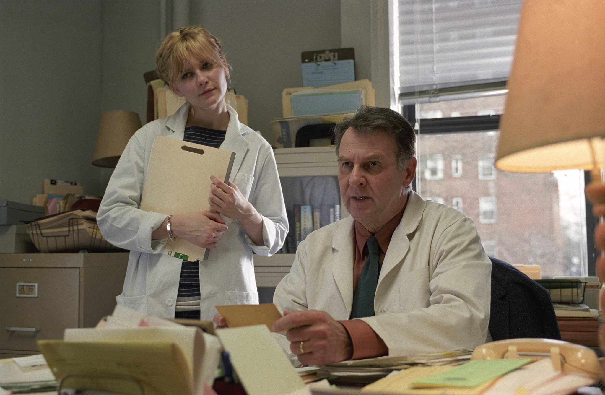 Still of Kirsten Dunst and Tom Wilkinson in Jausmu galia (2004)