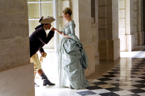 Still of Kirsten Dunst and Jason Schwartzman in Marie Antoinette (2006)