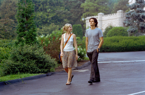 Still of Kirsten Dunst and Orlando Bloom in Elizabethtown (2005)