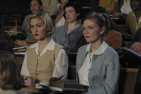 Still of Kirsten Dunst and Julia Stiles in Mona Lisa Smile (2003)