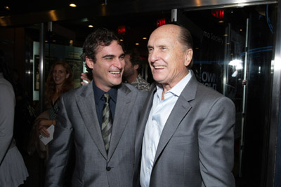 Robert Duvall and Joaquin Phoenix at event of We Own the Night (2007)