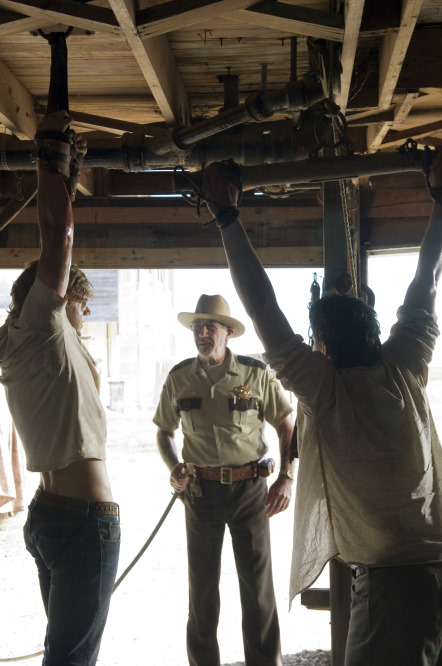 Still of R. Lee Ermey, Matt Bomer and Taylor Handley in Kruvinosios skerdynes Teksase: pradzia (2006)
