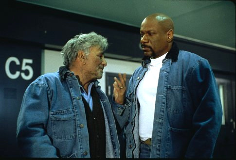 Still of Peter Falk and Ving Rhames in Undisputed (2002)