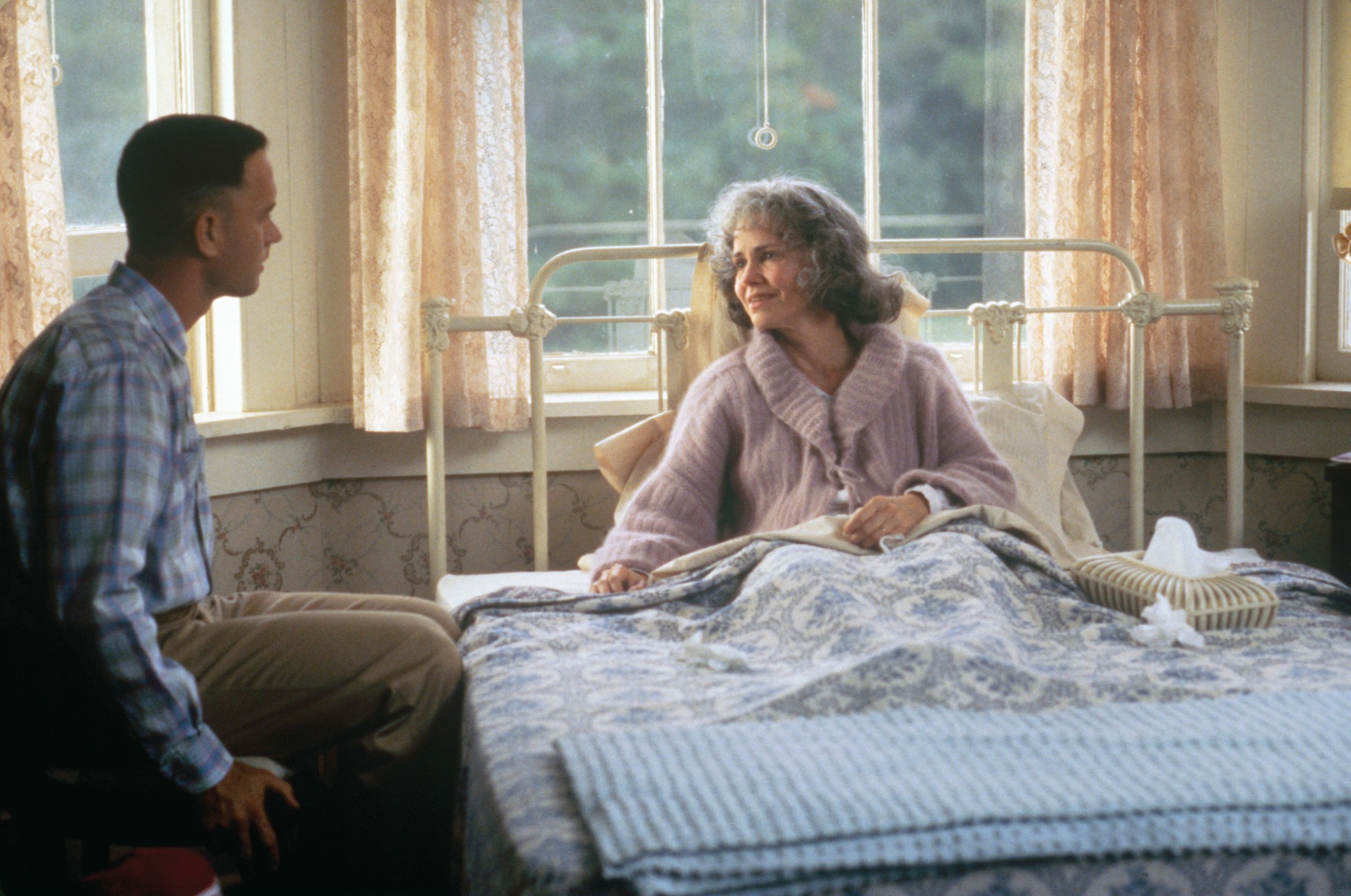 Still of Tom Hanks and Sally Field in Forestas Gampas (1994)