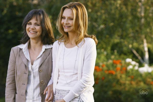 Still of Sally Field and Calista Flockhart in Brothers & Sisters (2006)