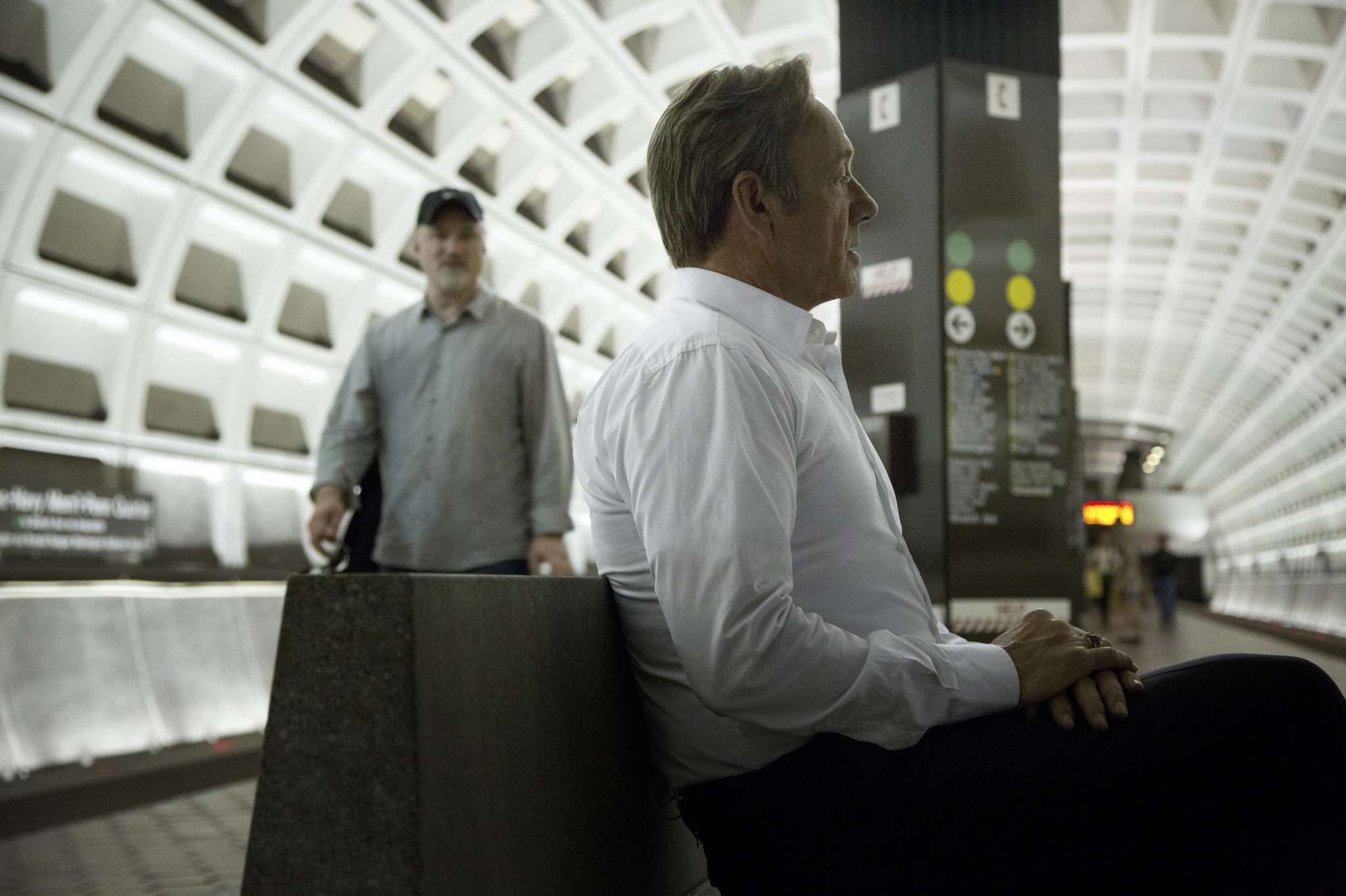 Still of Kevin Spacey and David Fincher in Kortu Namelis (2013)