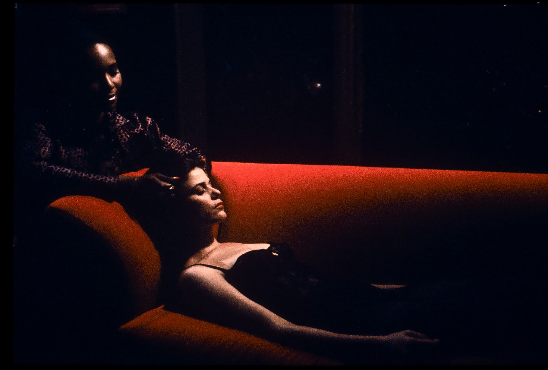 Linda Fiorentino and Suzzanne Douglas in Chain of Desire (1992)