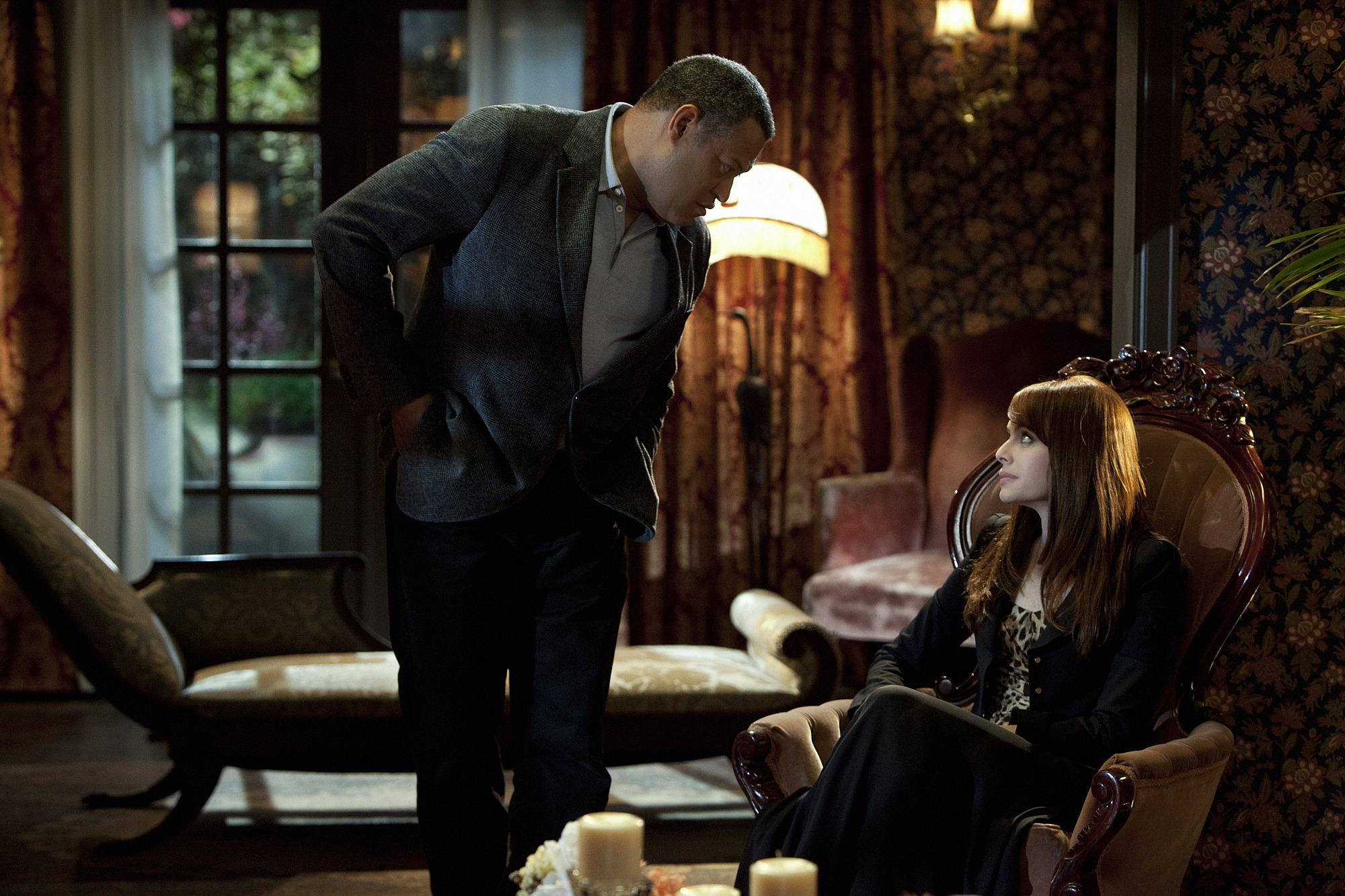 Still of Laurence Fishburne and Melinda Clarke in CSI kriminalistai (2000)