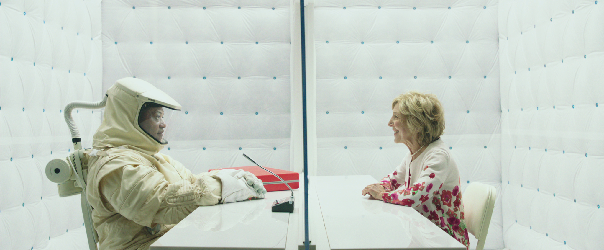 Still of Laurence Fishburne and Lin Shaye in The Signal (2014)