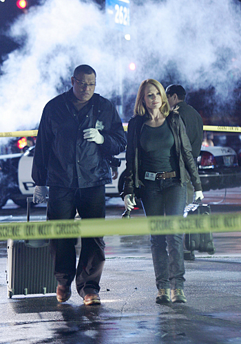 Still of Laurence Fishburne and Marg Helgenberger in CSI kriminalistai (2000)