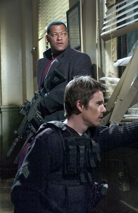 Still of Ethan Hawke and Laurence Fishburne in Assault on Precinct 13 (2005)