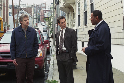 Still of Kevin Bacon, Tim Robbins and Laurence Fishburne in Mistine upe (2003)