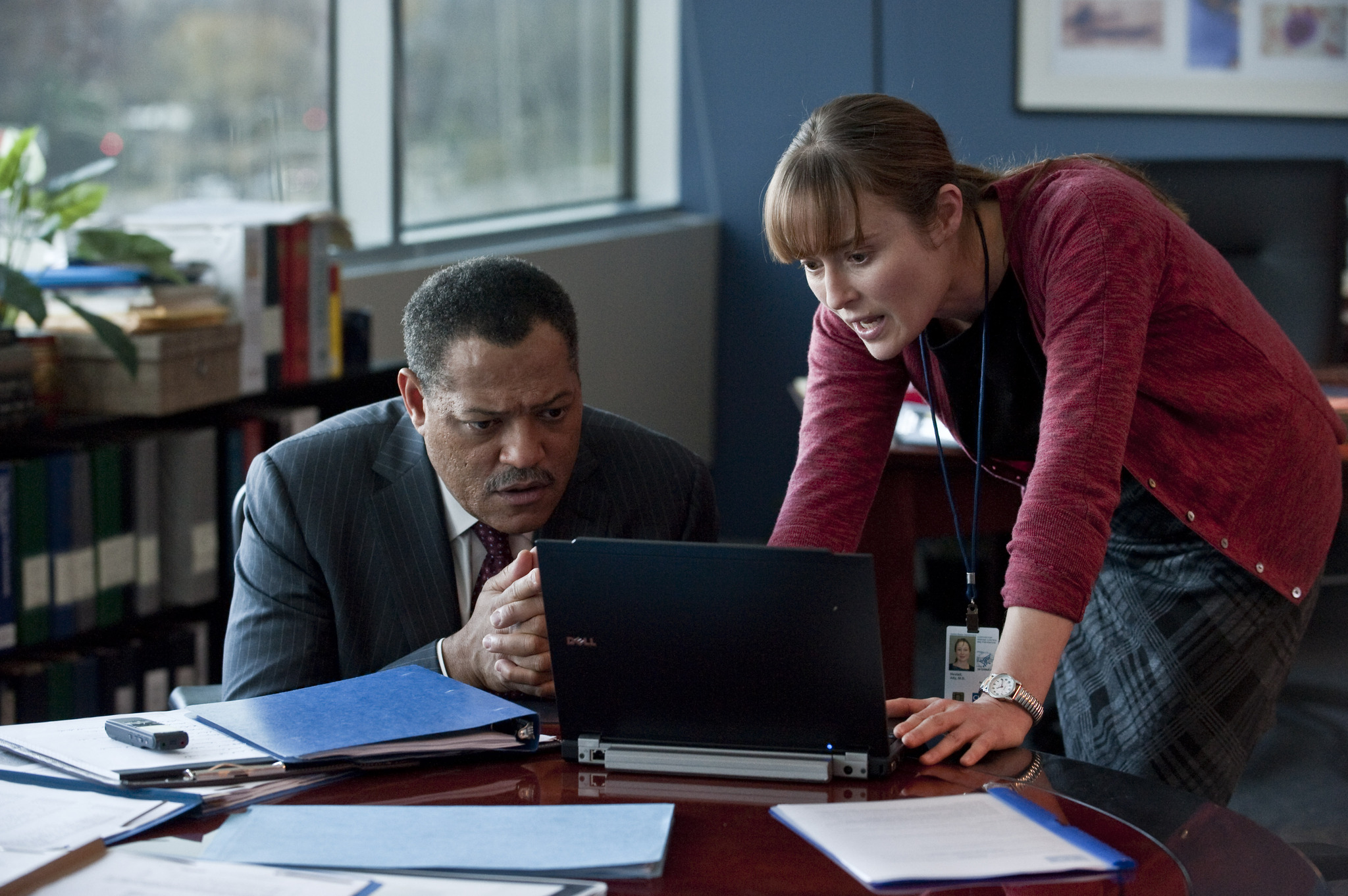 Still of Jennifer Ehle and Laurence Fishburne in Uzkratas (2011)