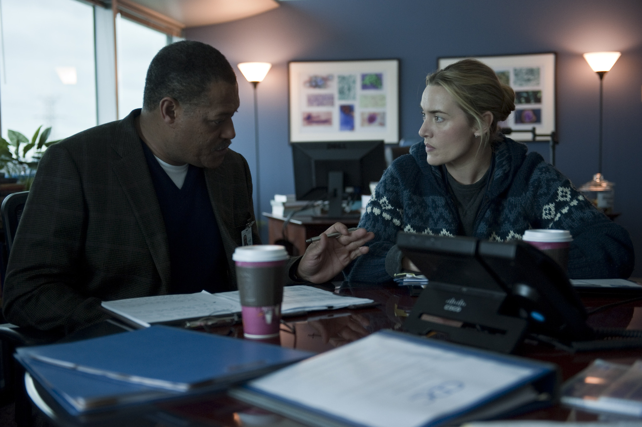 Still of Laurence Fishburne and Kate Winslet in Uzkratas (2011)