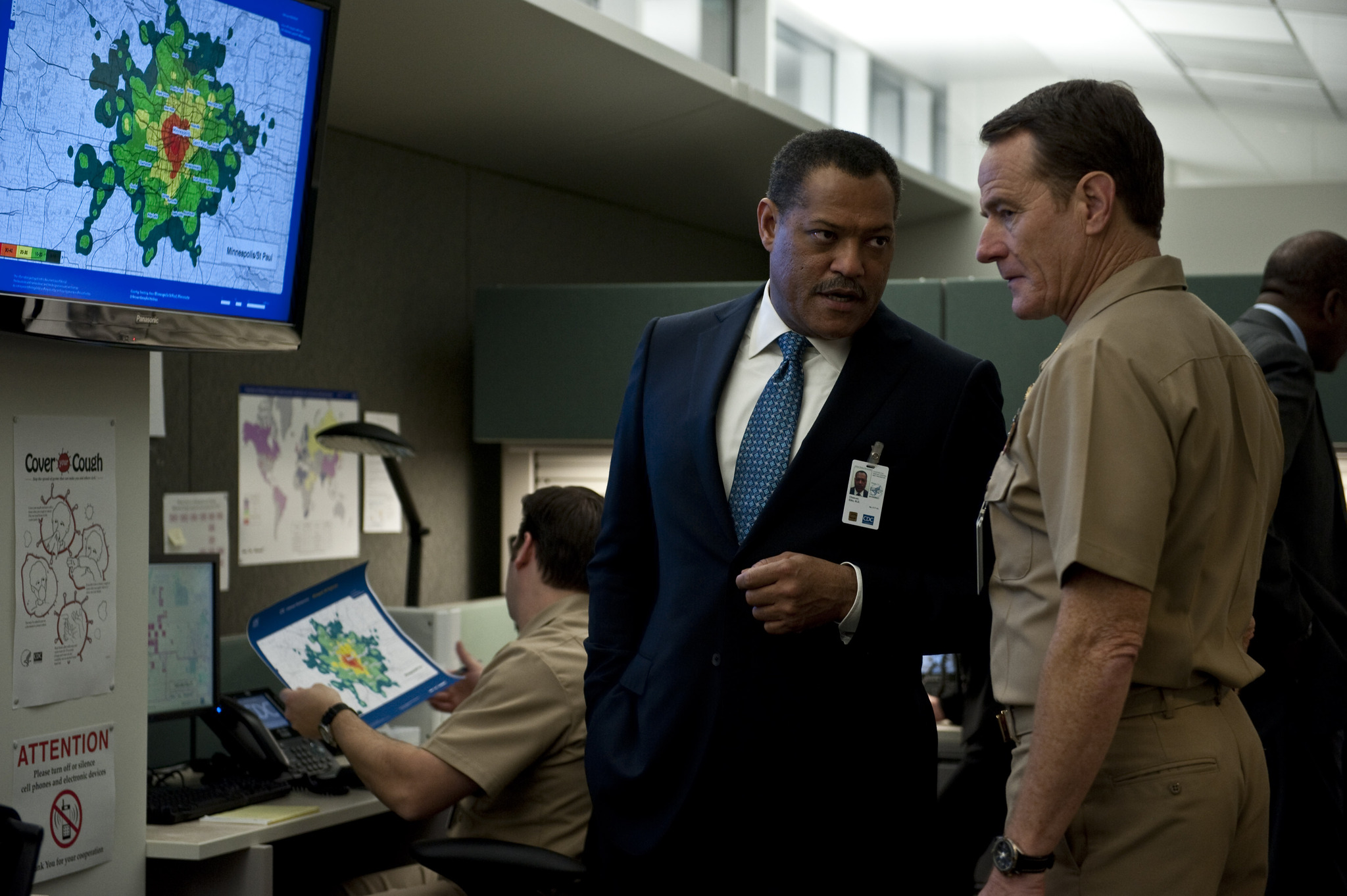 Still of Laurence Fishburne and Bryan Cranston in Uzkratas (2011)