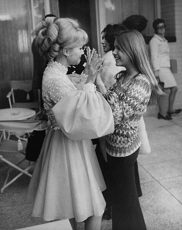 Debbie Reynolds with daughter Carrie Fisher circa 1972