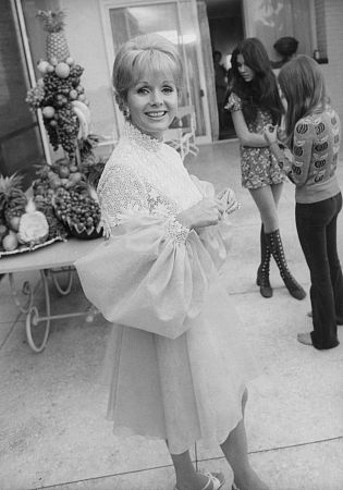 Debbie Reynolds with daughter Carrie in background circa 1970